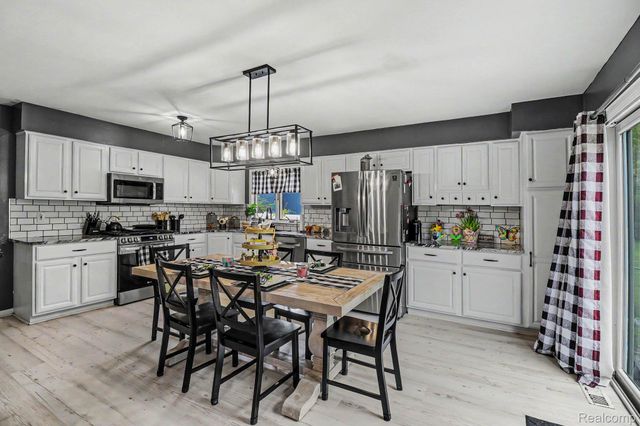 2770 Shady Hollow Drive, White Lake Charter Township, MI 48383