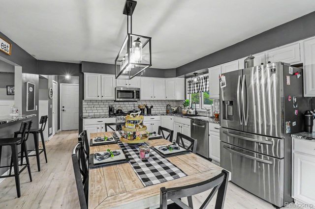 2770 Shady Hollow Drive, White Lake Charter Township, MI 48383