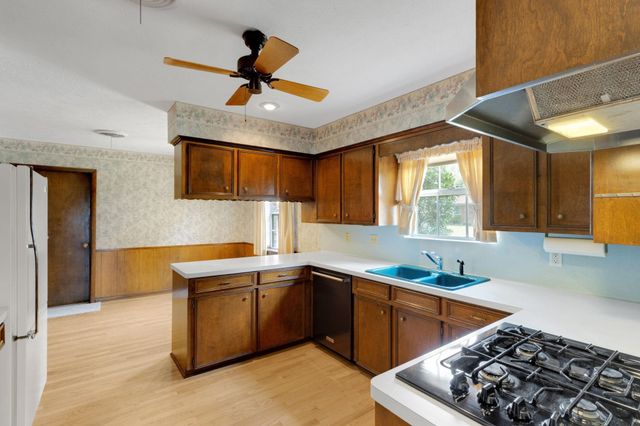 2206 Cedar Creek Drive, Baytown, TX 77520