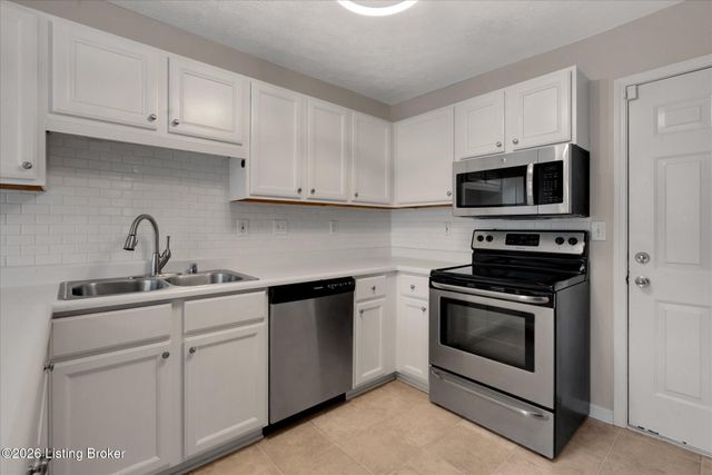 3907 Pinoak View Ct, Louisville, KY 40299