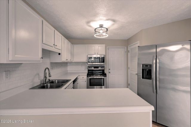 3907 Pinoak View Ct, Louisville, KY 40299