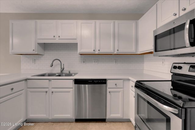 3907 Pinoak View Ct, Louisville, KY 40299