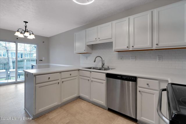 3907 Pinoak View Ct, Louisville, KY 40299