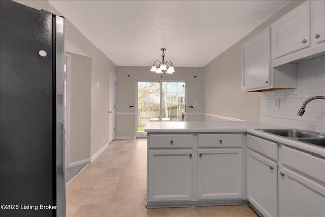 3907 Pinoak View Ct, Louisville, KY 40299