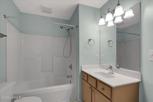 3907 Pinoak View Ct, Louisville, KY 40299