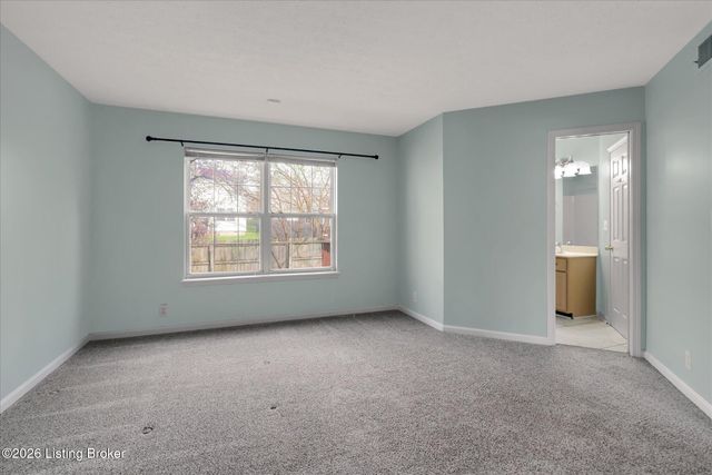 3907 Pinoak View Ct, Louisville, KY 40299