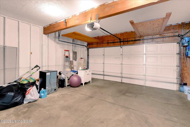 3907 Pinoak View Ct, Louisville, KY 40299