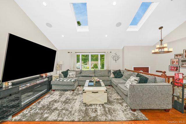 341 Avenue B, Ronkonkoma, NY 11779