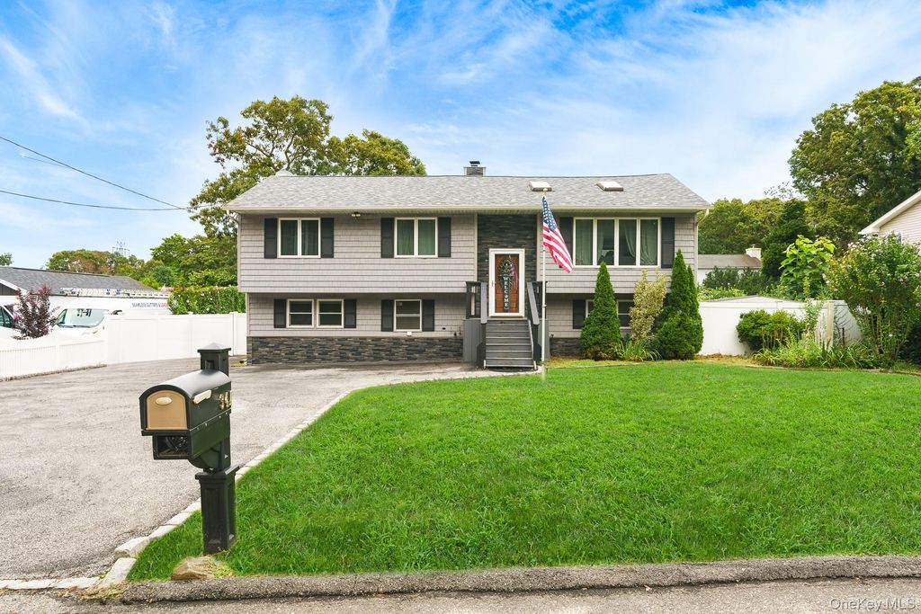 341 Avenue B, Ronkonkoma, NY 11779