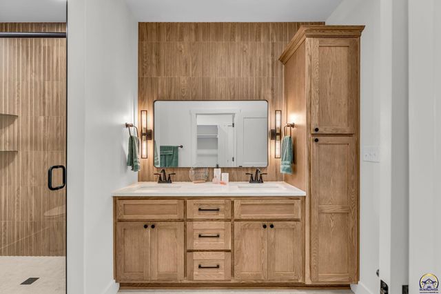 6855 SW Aylesbury RD, Topeka, KS 66610