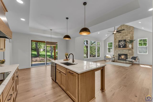 6855 SW Aylesbury RD, Topeka, KS 66610