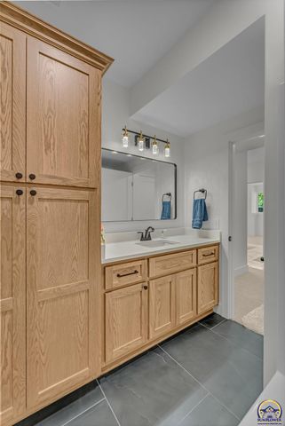 6855 SW Aylesbury RD, Topeka, KS 66610