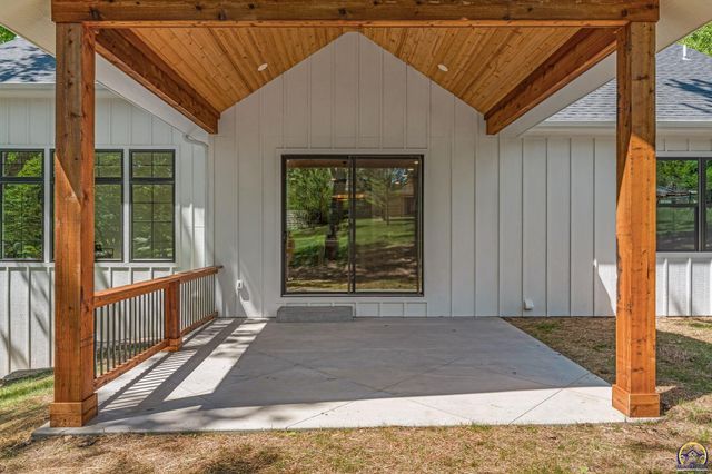 6855 SW Aylesbury RD, Topeka, KS 66610