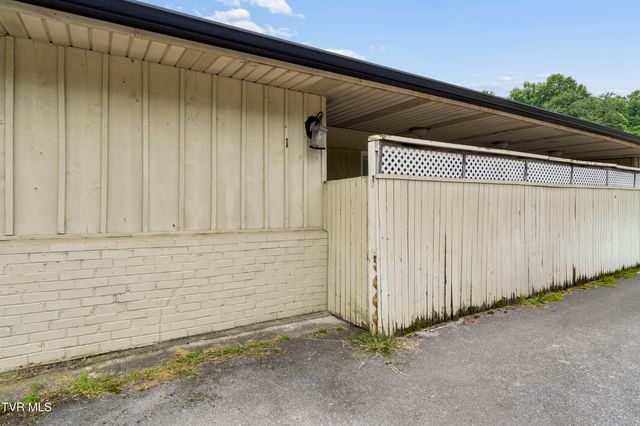 102 Osborne Private Drive, Johnson City, TN 37601