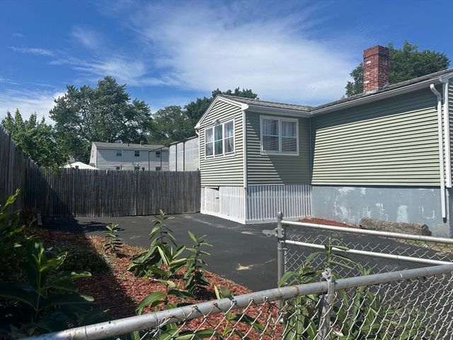 35 Nelson Ave 1, Lowell, MA 01852