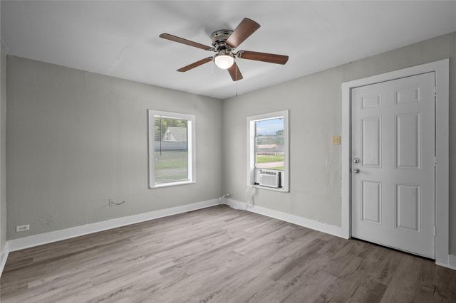 331 9th Street N, Texas City, TX 77590