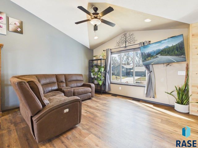 1724 E Tracy Ln Lane, Sioux Falls, SD 57103