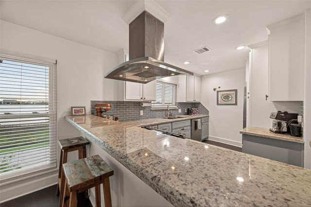 9 N White Heron Drive, La Marque, TX 77568