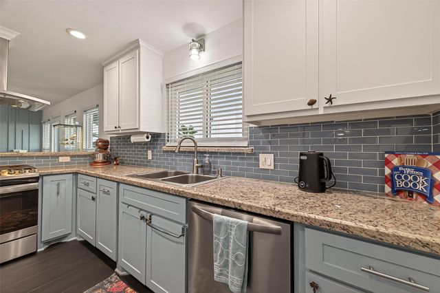 9 N White Heron Drive, La Marque, TX 77568