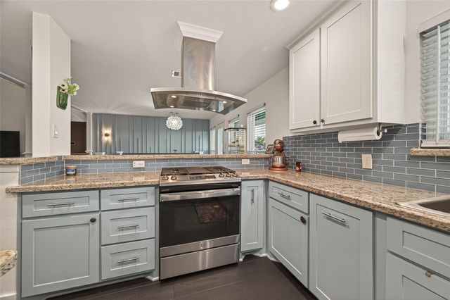 9 N White Heron Drive, La Marque, TX 77568