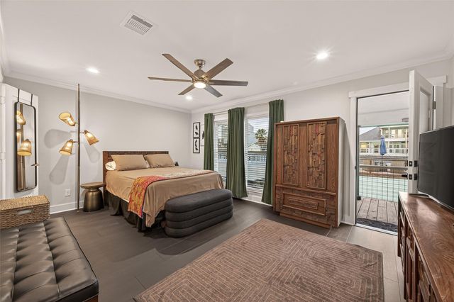 9 N White Heron Drive, La Marque, TX 77568