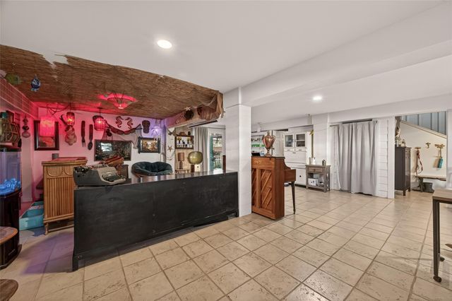 9 N White Heron Drive, La Marque, TX 77568