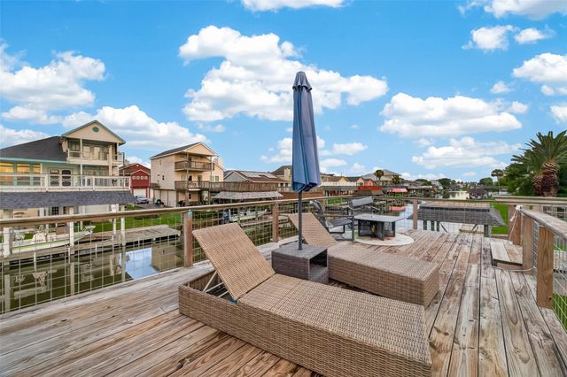 9 N White Heron Drive, La Marque, TX 77568