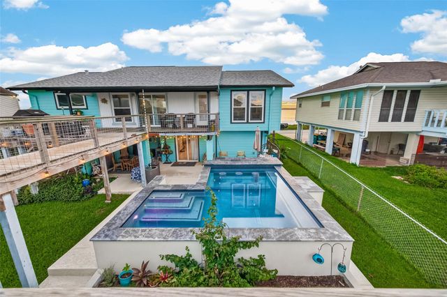 9 N White Heron Drive, La Marque, TX 77568
