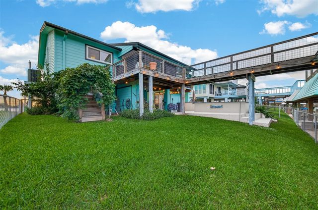 9 N White Heron Drive, La Marque, TX 77568