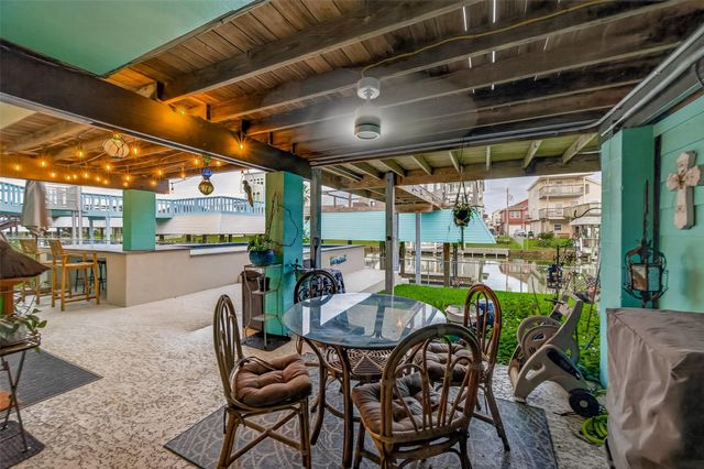 9 N White Heron Drive, La Marque, TX 77568