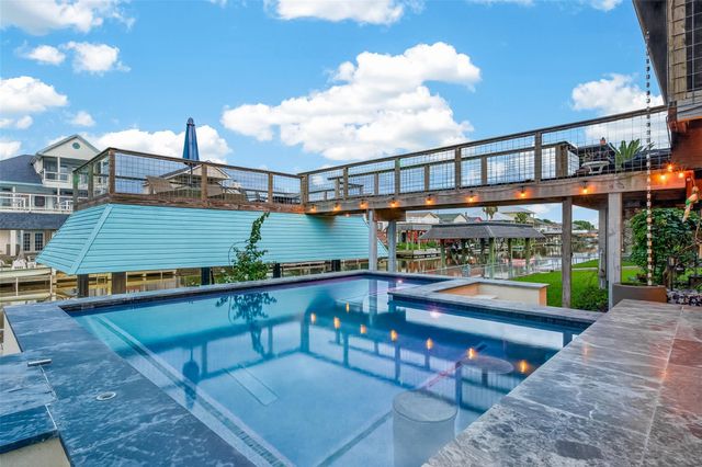 9 N White Heron Drive, La Marque, TX 77568