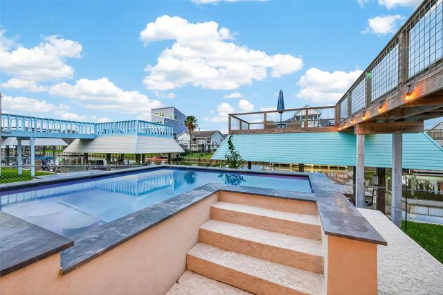 9 N White Heron Drive, La Marque, TX 77568