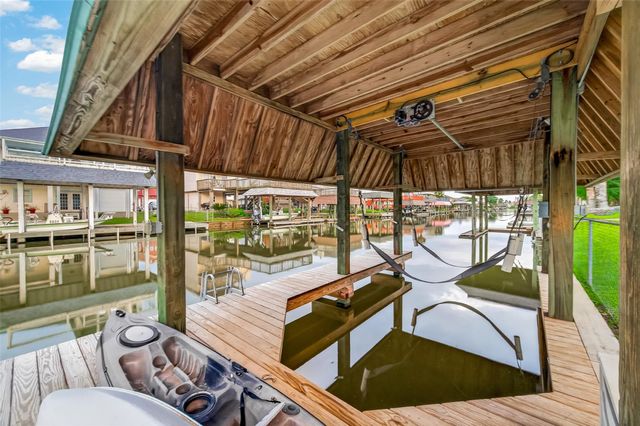 9 N White Heron Drive, La Marque, TX 77568