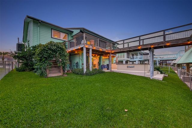 9 N White Heron Drive, La Marque, TX 77568