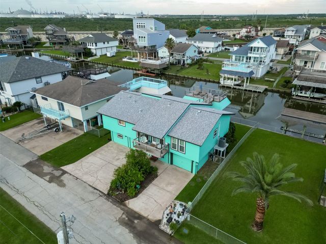 9 N White Heron Drive, La Marque, TX 77568