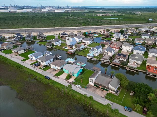 9 N White Heron Drive, La Marque, TX 77568