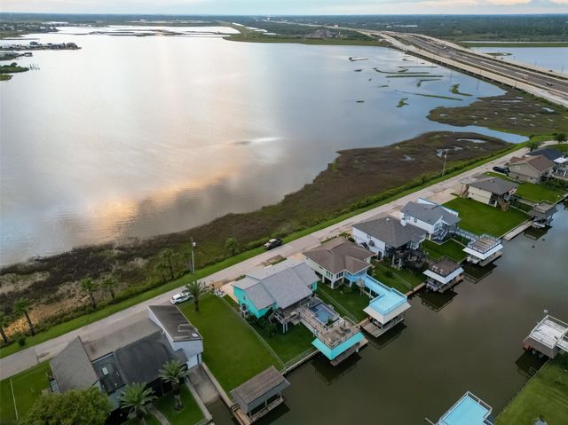 9 N White Heron Drive, La Marque, TX 77568