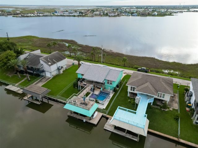 9 N White Heron Drive, La Marque, TX 77568