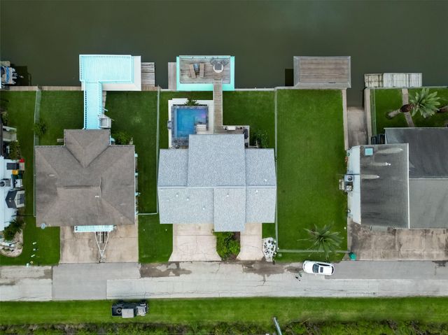 9 N White Heron Drive, La Marque, TX 77568