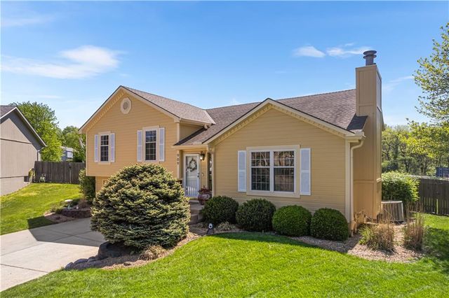 909 SW Daney Court, Lee's Summit, MO 64081