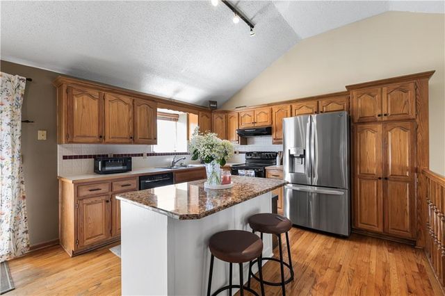 909 SW Daney Court, Lee's Summit, MO 64081