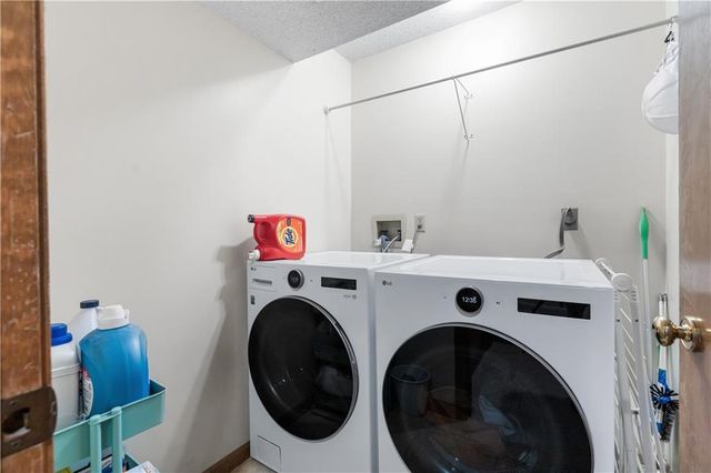 909 SW Daney Court, Lee's Summit, MO 64081