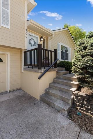 909 SW Daney Court, Lee's Summit, MO 64081