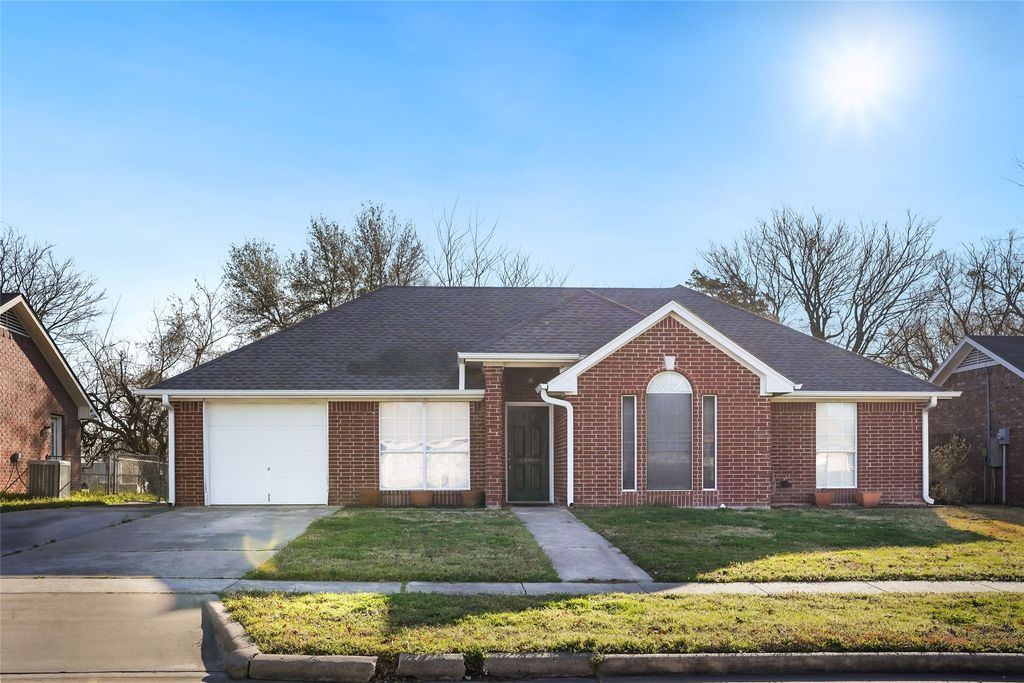 1013 Solomon Drive, Commerce, TX 75428