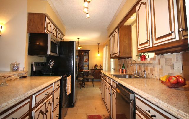 600 Runaway Bay Drive, Runaway Bay, TX 76426