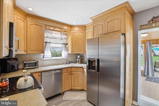 20 N MALIN RD, Broomall, PA 19008