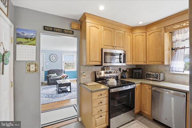 20 N MALIN RD, Broomall, PA 19008