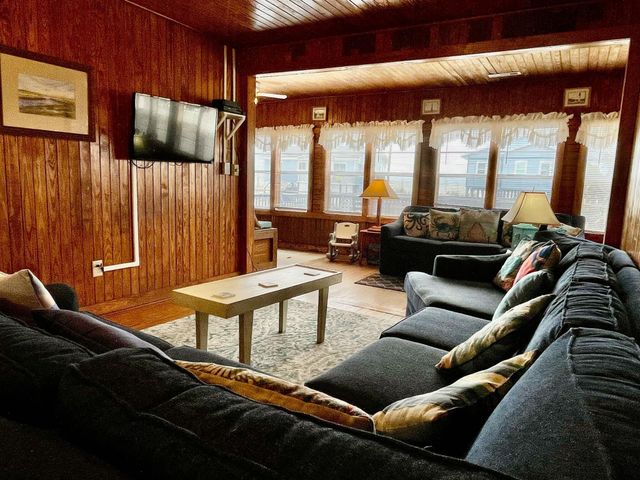 133 Palmetto Boulevard, Edisto Beach, SC 29438