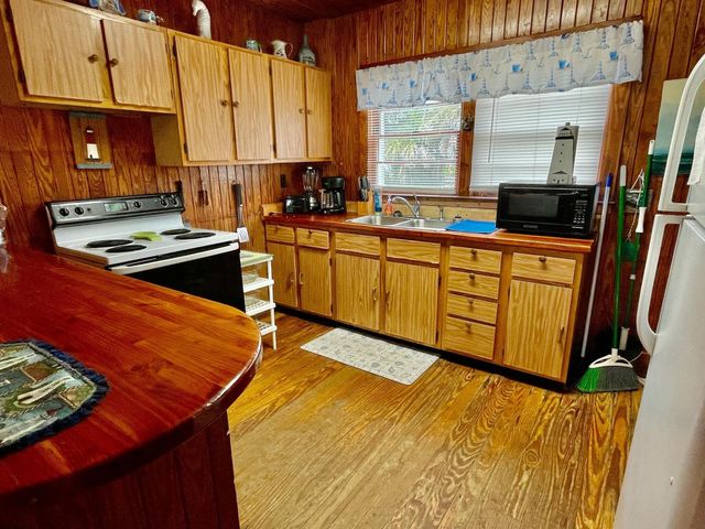 133 Palmetto Boulevard, Edisto Beach, SC 29438