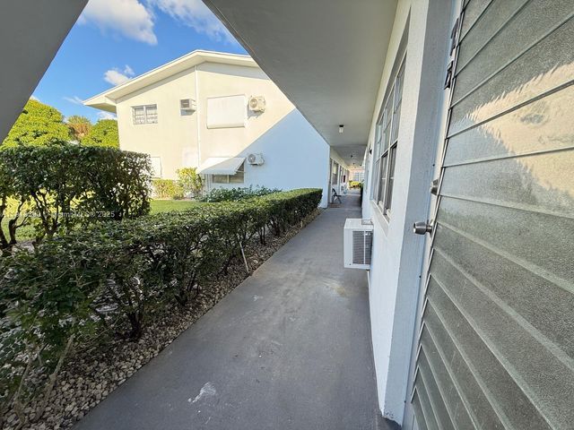 79 Easthampton D 79, West Palm Beach, FL 33417